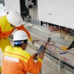 Een moderne woning met zonnepanelen en slimme apparaten die gebruik maken van SolarFlow technologie voor duurzame energieoplossingen.