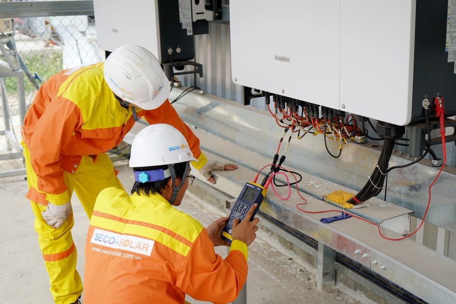 Een moderne woning met zonnepanelen en slimme apparaten die gebruik maken van SolarFlow technologie voor duurzame energieoplossingen.